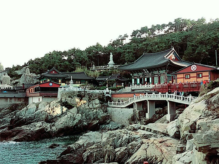 The Haedong Yonggungsa Temple (해동용궁사) is right on top of the waves.