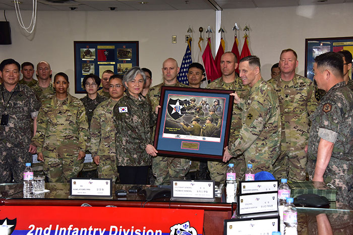 Foreign Minister Kang Kyung-wha (center) on June 25 receives a souvenir from Lt. Gen. Thomas Vandal, commander of the U.S. Eighth Army, during her visit to the 2nd Infantry Division in Uijeongbu, Gyeonggi-do Province. (Ministry of Foreign Affairs)