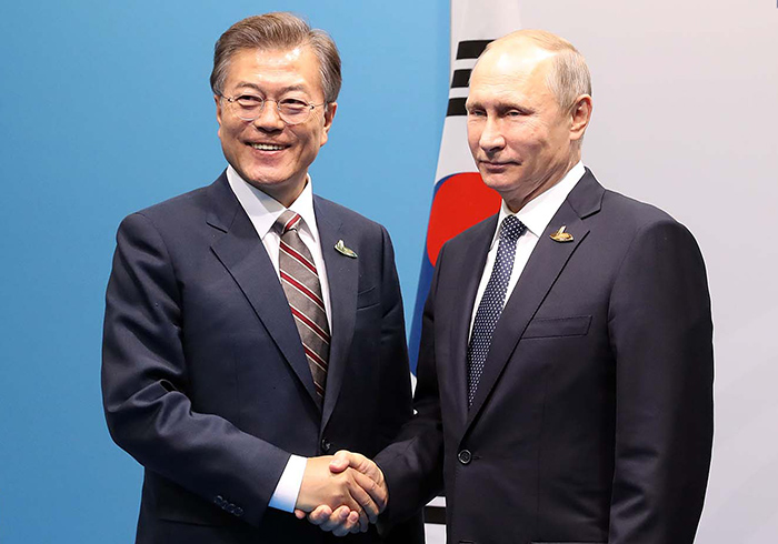President Moon Jae-in (left) and Russian President Vladimir Putin meet for talks on the sidelines of the G20 Summit in Hamburg, Germany, on July 7.