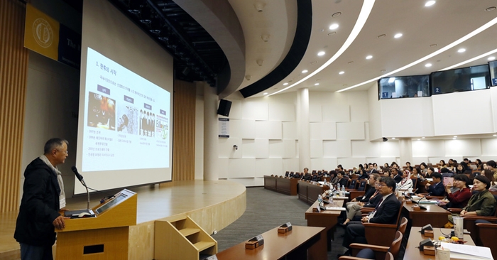Song Seung-Whan, the chief director of the opening and closing ceremonies of the PyeongChang Winter Olympics, delivers the keynote speech for the 19th Interpreting and Translation Research Institute (ITRI) International Conference at the Hankuk University of Foreign Studies in Seoul on Oct. 12.