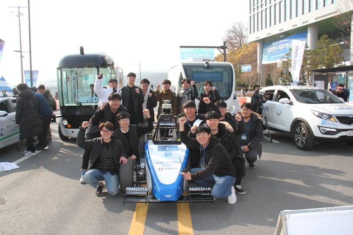 Team Formula of Incheon University takes a commemorative photo after passing the finish line at the Pangyo 2nd Techno Valley in Seongnam City, Gyeonggi-do Province on Nov. 15. (Oh Hyun Woo)