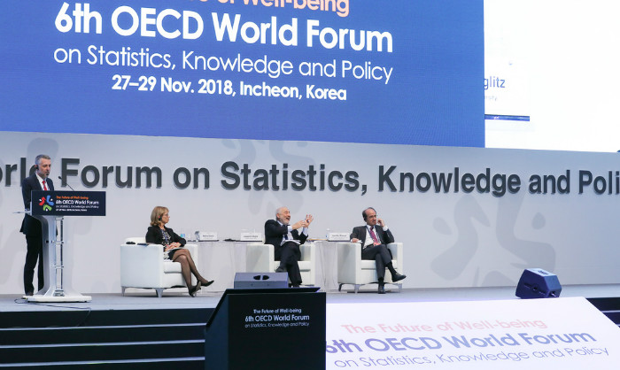 OECD Chief Statistician Martine Durand, Nobel Prize winner Joseph Stiglitz and Jean-Paul Fitoussi (from the second left) introduce the ‘Report of the High-Level Expert Group on the Measurement of Economic Performance and Social Progress’ at the 6th OECD World Forum on Statistics, Knowledge and Policy in Songdo Convensia Center, Incheon, on Nov. 27.