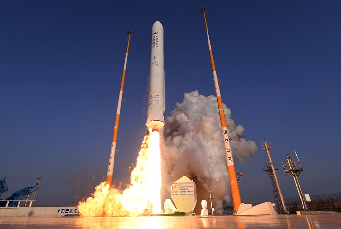 Korea’s locally developed space rocket engine Korea Space Launch Vehicle-2 Nuri test-launches at the Naro Space Center in Goheung, Jeollanam-do Province on Nov. 28.