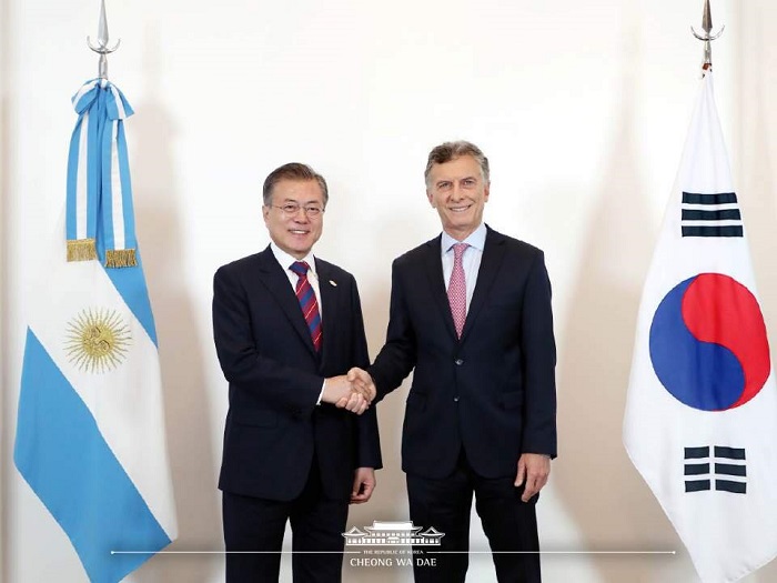 President Moon Jae-in (left) and Argentine President Mauricio Macri shake hands before the summit at the Olivos Presidential Residence in Buenos Aires, Argentina on Dec. 1. (Cheong Wa Dae)
