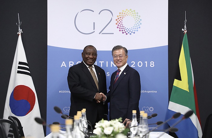 President Moon Jae-in (right) and South African President Cyril Ramaphosa shake hands before their bilateral summit at the Costa Salguero Center in Buenos Aires on Dec. 1 (Cheong Wa Dae)
