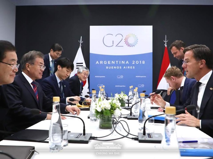 President Moon Jae-in (second from left) on Dec. 1 holds a summit with Dutch Prime Minister Mark Rutte on the sidelines of the G20 Leaders’ Summit in Buenos Aires, Argentina.