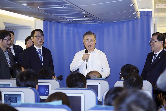 President Moon Jae-in on Dec. 1 answers questions from journalists during a news briefing inside the presidential plane while flying to New Zealand from Argentina after attending the G20 Leaders’ Summit.