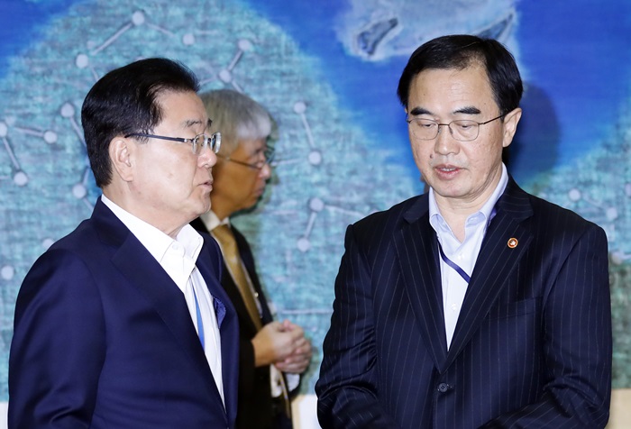National Security Director Chung Eui-yong (left) and Unification Minister Cho Myoung-gyon hold talk before the Cabinet meeting at Cheong Wa Dae in October. (Yonhap News)