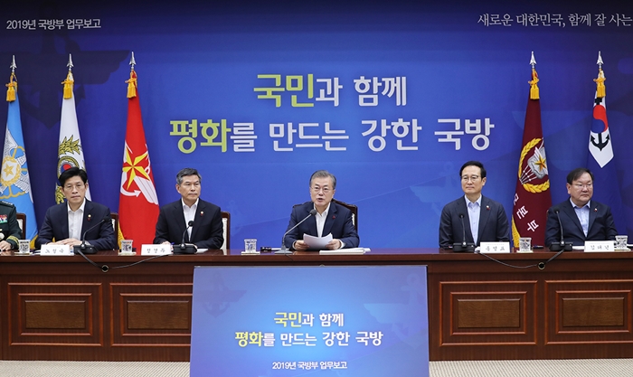 President Moon Jae-in on Dec. 20 delivers opening statements at the National Defense Ministry on policy goals for 2019. (Cheong Wa Dae)