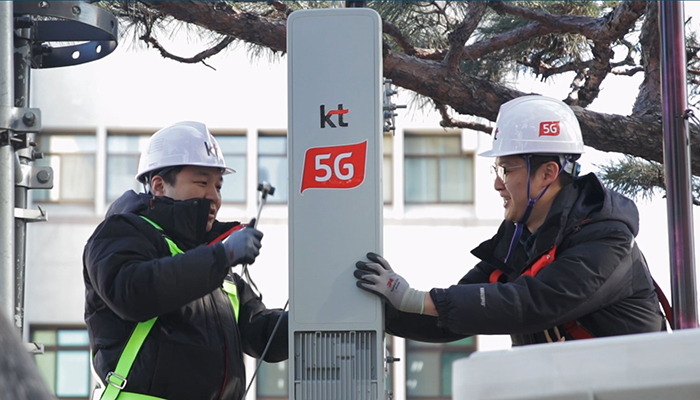 KT technicians install a 5G mobile base station in Seoul’s Gwanghwamun area.