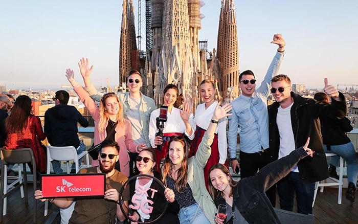 SK Telecom models and travelers visiting Barcelona pose in front of the Catholic church Sagrada Familia. (SK Telecom)