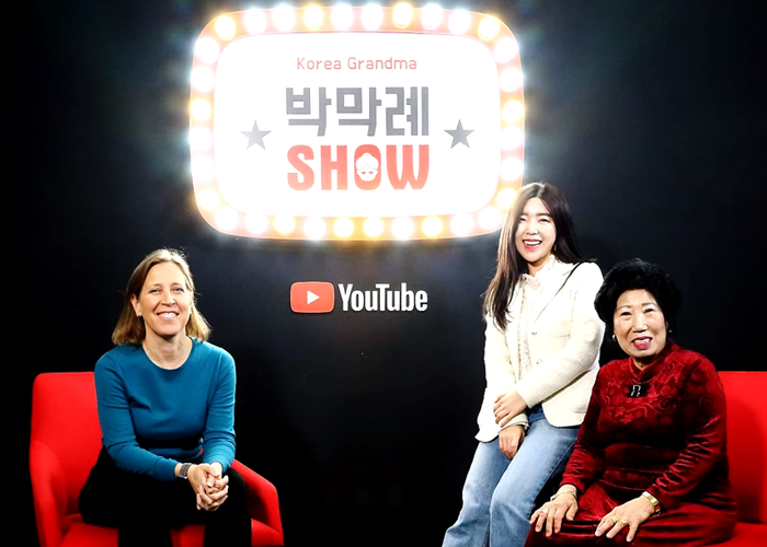 This YouTube clip released on April 21 shows the meeting between YouTube CEO Susan Wojcicki (left) and popular Korean vlogger Park Makrye (right). As of April 23, the clip garnered more than 365,000 views and over 20,000 likes. (captured from YouTube channel of Korea Grandma)