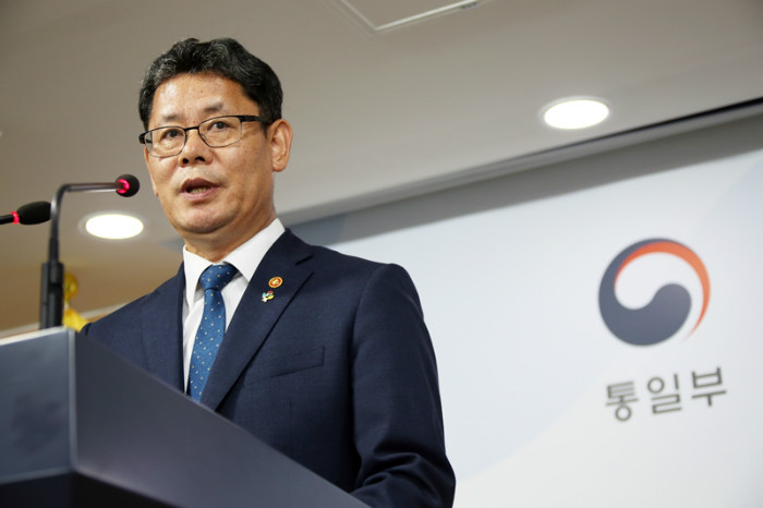 Unification Minister Kim Yeon-chul on June 19 tells a media briefing at Government Complex Seoul that the government will send additional food aid to North Korea. (Yonhap News)