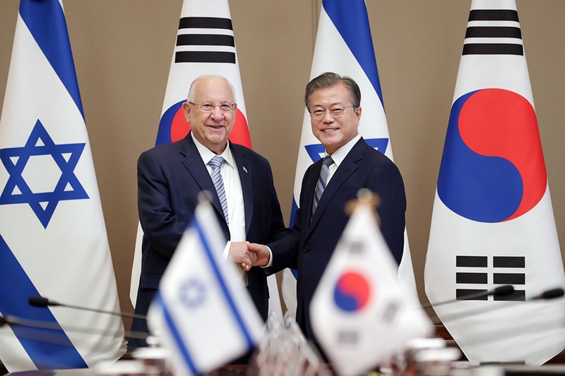 President Moon Jae-in (right) on July 15 holds a summit with Israeli President Reuven Rivlin (left) at Cheong Wa Dae. (Cheong Wa Dae)