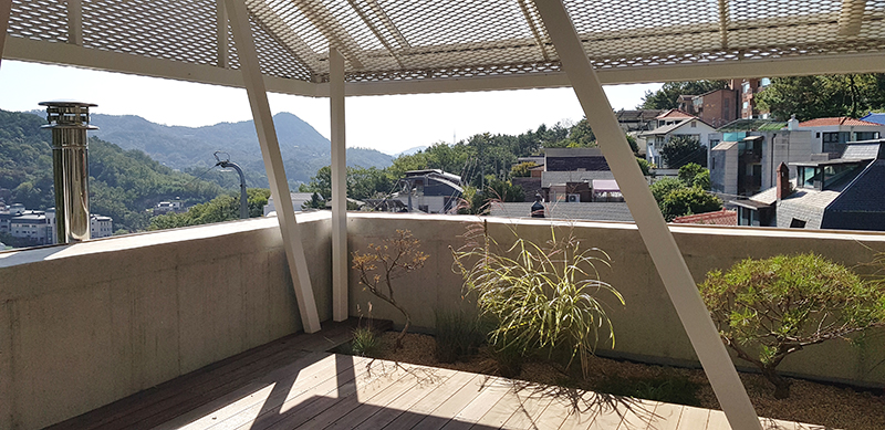Gugi-dong House has a open rooftop on the third floor with panoramic views of the city and Bukhansan Mountain. (Lee Hana)