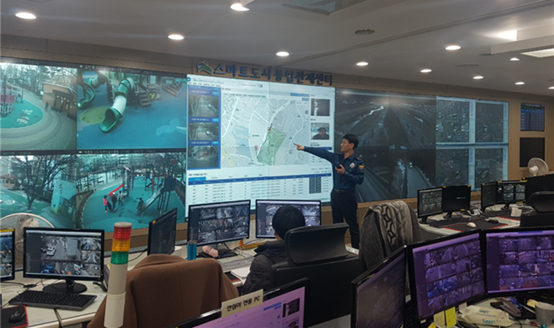When an emergency is reported via the Ansimi app, police monitor the case at the integrated control center of each autonomous district through surveillance cameras. If signs of a crime are detected, prompt measures are taken such as the dispatch of officers to the scene.
