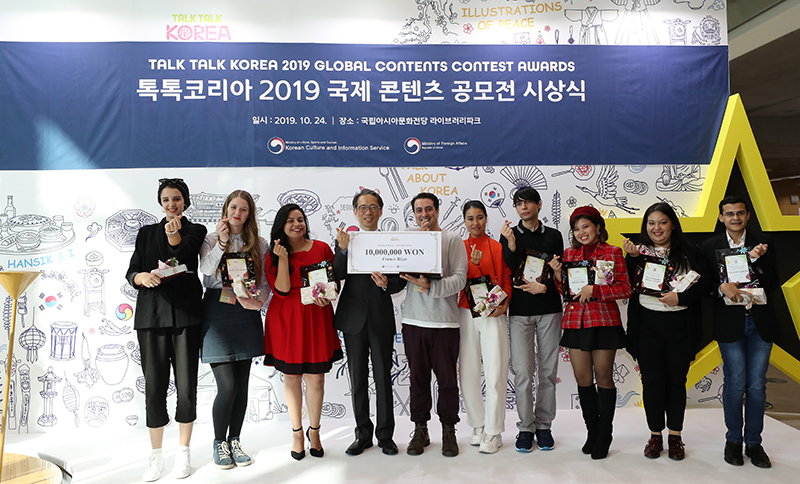 Korea Culture and Information Service Director (KOCIS) Kim Tae-hoon (fourth from left) on Oct. 24 takes photos with the seven grand prize winners of the international Korea-related content competition 