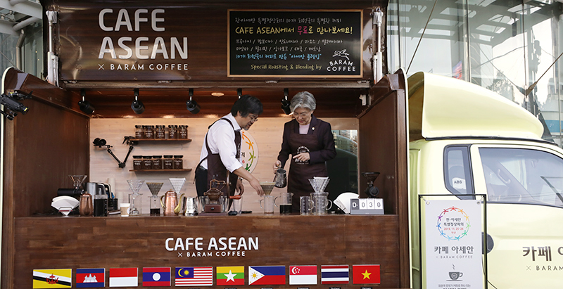 강경화 외교부 장관이 25일 청계광장에 자리잡은 커피트럭 '카페아세안'에서 아세안 10개국 커피원두로 블랜딩한 '아세안 커피'를 직접 내리고 있다. 