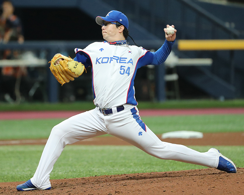 Pitcher Yang Hyun-jong on Nov. 6 throws against Australia in a Group C game of the World Baseball Softball Confederation's Premier 12 competition at Seoul's Gocheok Sky Dome. Korea prevailed, 5-0. (Yonhap News)