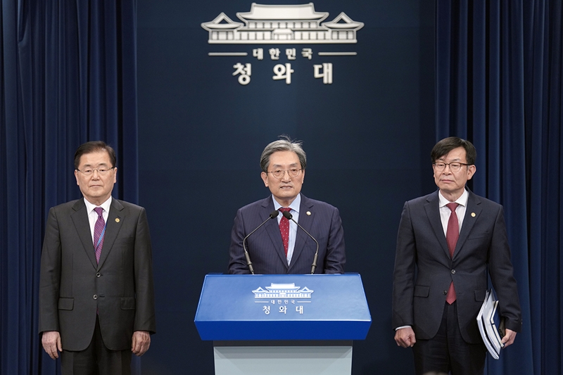 Presidential Chief of Staff Noh Young-min (center) on Nov. 10 delivers his opening statement in a news conference at Chunchungwan Press Center of Cheong Wa Dae. On his left is National Security Director Chung Eui-yong and on his right Chief Presidential Secretary for Policy Kim Sang-jo. (Cheong Wa Dae)