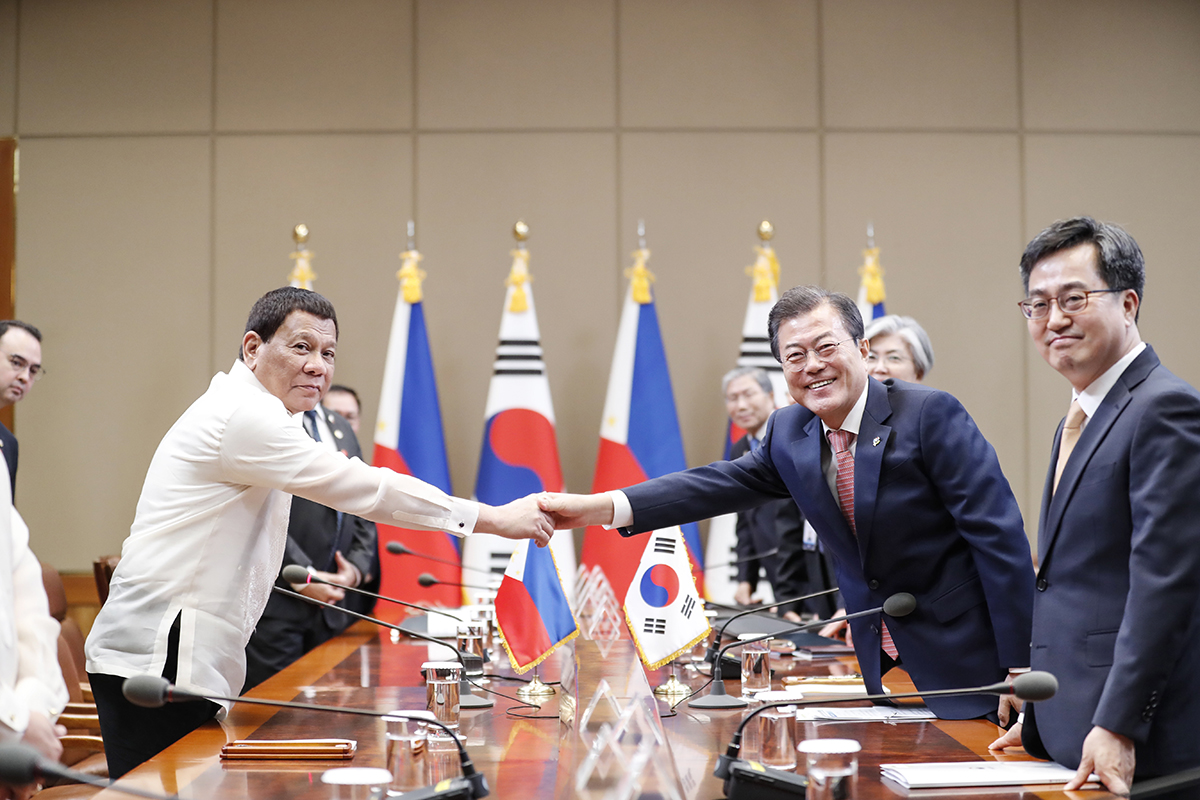 President Moon Jae-in (second from right) on June 4 last year shakes hands with Philippine President Rodrigo Duterte prior to their summit at Cheong Wa Dae.