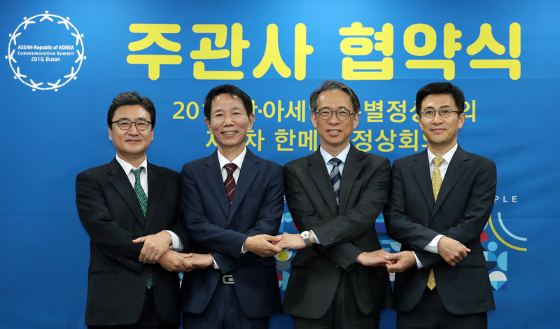 Korean Culture and Information Service (KOCIS) Director Kim Tae-hoon (third from left) on Nov. 12 poses for a photo after signing a business agreement on cooperation in communications for the 2019 ASEAN-Republic of Korea Commemorative Summit at Seoul Foreign Press Center.  