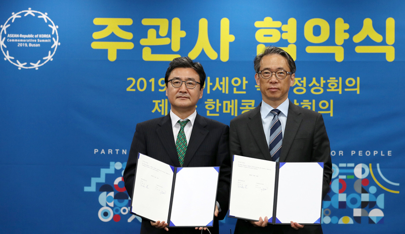 KOCIS Director Kim Tae-hoon (right) on Nov. 12 poses with Arirang TV CEO Lee Seung-youl after signing a business agreement on cooperation in communications for the 2019 ASEAN-Republic of Korea Commemorative Summit at Seoul Foreign Press Center.