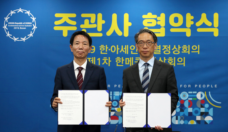 KOCIS Director Kim Tae-hoon (right) on Nov. 12 takes a photo with KBS Executive Managing Director for News and Sports Kim Jong-myong after signing a business agreement on cooperation in communications for the 2019 ASEAN-Republic of Korea Commemorative Summit at Seoul Foreign Press Center.
