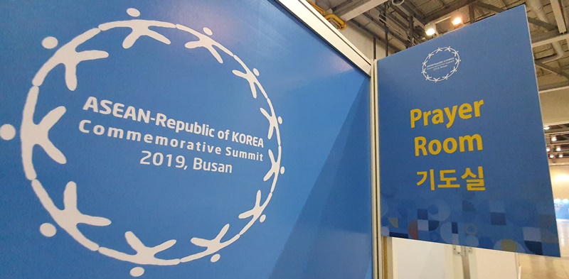 Two prayer rooms exclusively for Muslim media personnel are at the Media Center of BEXCO's Exhibition Center 1.