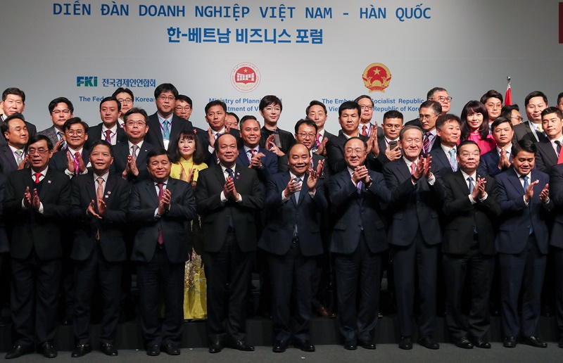 About 400 political and economic leaders from Korea and Vietnam on Nov. 28 attend a bilateral business forum hosted by the Federation of Korean Industries (FKI) at Grand Hyatt Hotel in Seoul, including Vietnamese Prime Minister Nguyen Xuan Phuc (fifth from left in front row), Korean Deputy Prime Minister Hong Nam-ki (sixth from left in front row) and FKI Chairman Huh Chang-soo (seventh from left in front row). (FKI)