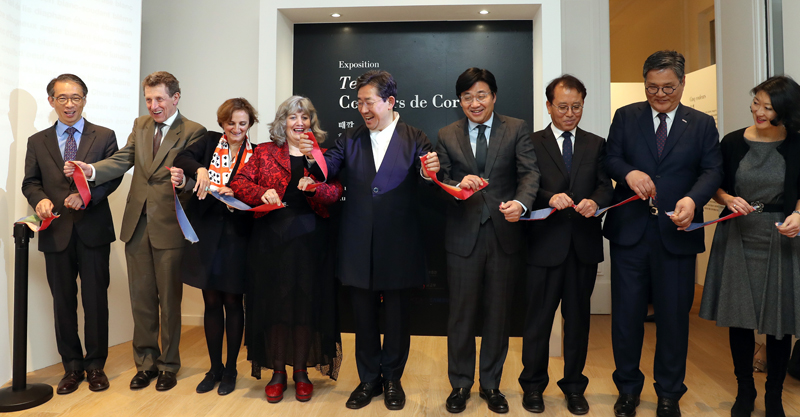Minister of Culture, Sports and Tourism Park Yang-woo (fifth from left) on Nov. 20 cuts the ribbon to formally open the Paris Korea Center, located in the eighth arrondissement of the French capital. From the left are Korean Culture and Information Service Director Kim Tae-hoon, Institut Francais President Pierre Buhler, Musee (Museum) Guimet Director Sophie Makariou, French senator Vivette Lopez, Minister Park, Korean Ambassador to France Choi Jong-moon, National Folk Museum Director Yoon Sung-young, Kim Young-jun, president of the Korea Creative Contents Agency, and former French Minister of Culture and Communications Fleur Pellerin.