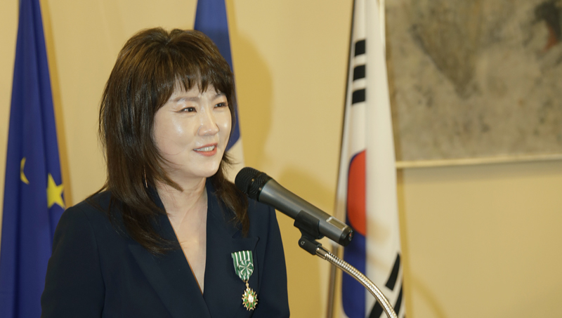 Jazz vocalist Youn Sun Nah on Nov. 28 gives a speech after receiving the officer honor of the Order of Arts and Letters at the French Embassy in Seoul.