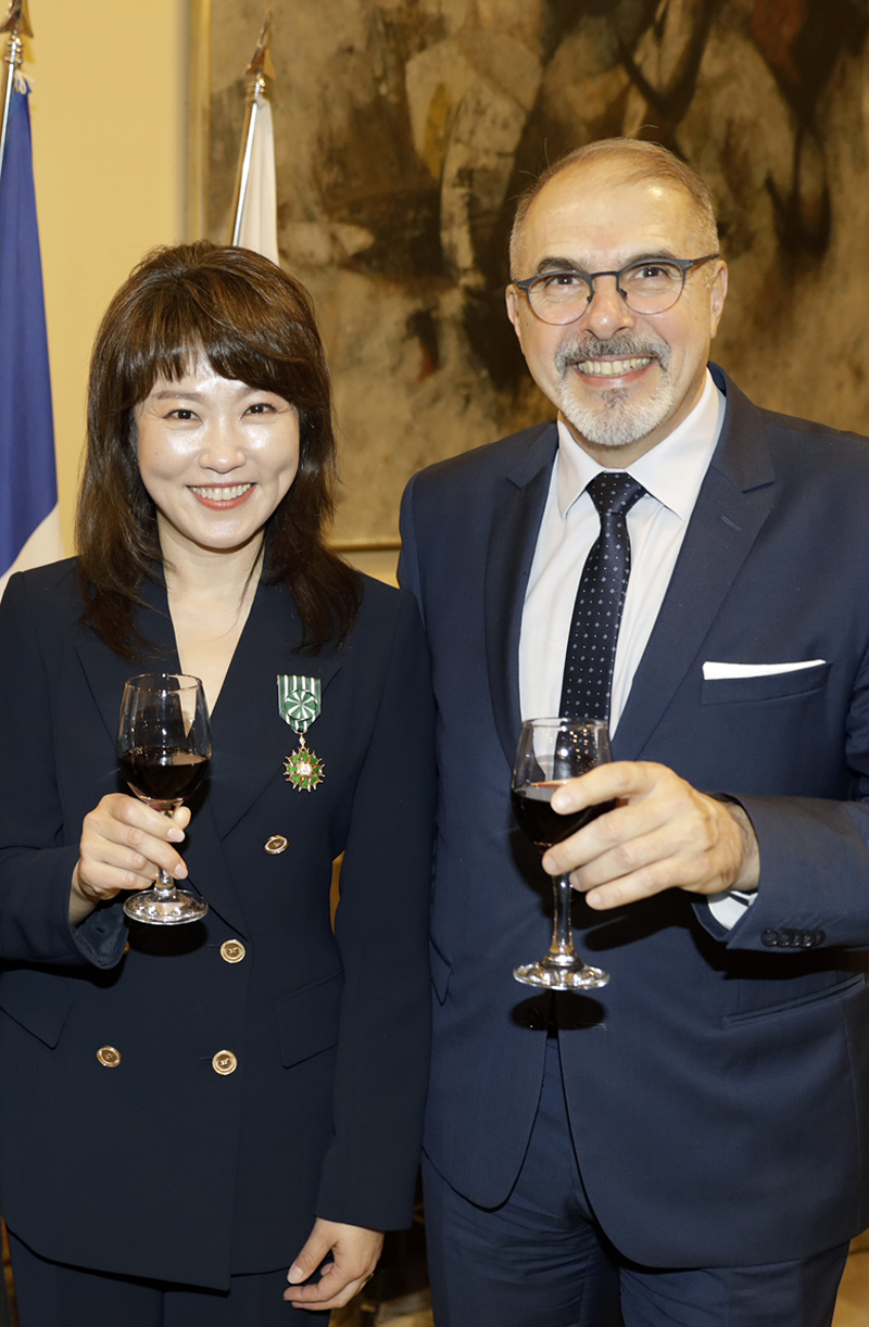 Jazz vocalist Yoon Sun Nah on Nov. 28 smiles and poses for the photo with the French Ambassador to Korea Philippe Lefort after she receives officer honor of the Order of Arts and Letters at the French Embassy in Seoul.