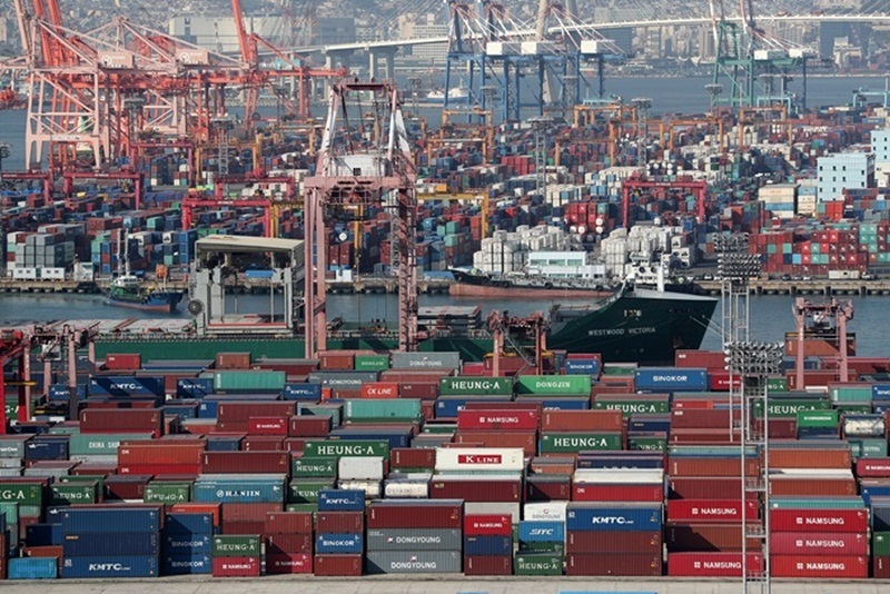 The Ministry of Trade, Industry and Energy on Dec. 16 announced that this year's trade surpassed USD 1 trillion for the third consecutive year. (Yonhap News) 