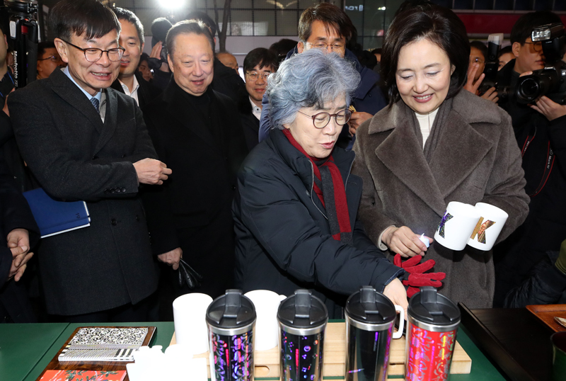 Minister of SMEs and Startups Park Young-sun (fourth from left) on Dec. 21 looks at traditional handicrafts at the so-called Let's Buy and Create Value Together at the Nine-day Christmas Market 2019 and the opening ceremony of the event 
