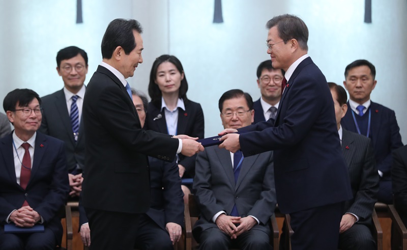 문재인 대통령이 14일 청와대에서 정세균 신임 국무총리에게 임명장을 수여하고 있다. 연합뉴스