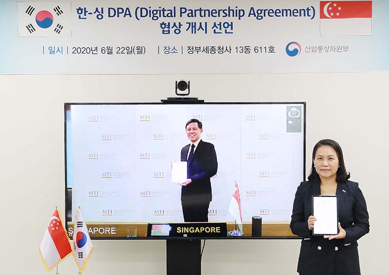 ▲ 유명희 산업통상자원부 통상교섭본부장(오른쪽)과 찬춘싱 싱가포르 통상산업부 장관이 22일 화상회의를 통해 ‘한-싱가포르 디지털동반자협정(Korea-Singapore Digital Partnership Agreement)’ 협상 개시를 공식 선언했다. 산업통상자원부