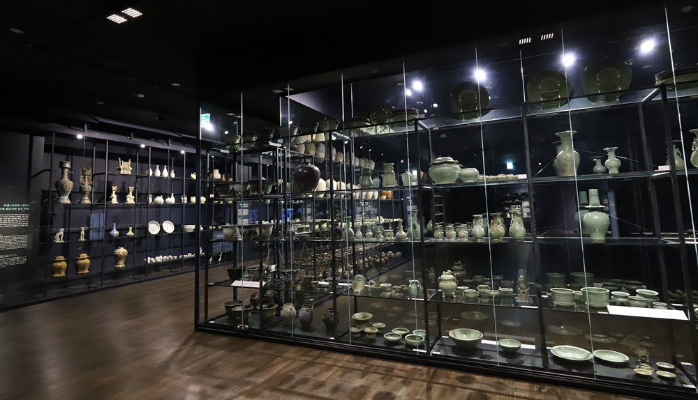  Gwangju National Museum owns 19,000 of a combined 24,000 relics found underwater in 1975 in Sinan-gun County, Jeollanam-do Province. The Asian Ceramic Gallery displays ceramics from both Korea and Asia including 1,150 pieces found underwater in the county. (Gwangju National Museum) 