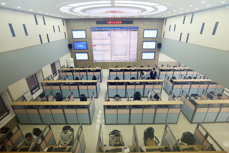 The Korean National Police Agency has expanded operation of its foreign-language interpretation center for the 112 police hotline to 24 hours per day, allowing quick responses to foreign nationals like tourists, expats and multicultural families. Shown is the 112 situation room at the Seoul Metropolitan Police Agency in Seoul's Jongno-gu District. (Yonhap News)