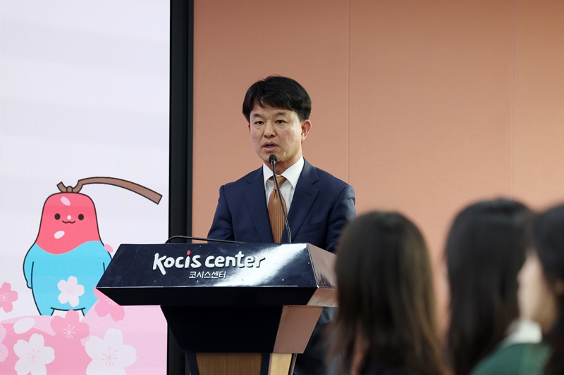 Friends of Korea chief Yong Ho-seong on March 29 gives a congratulatory speech at the 16th induction ceremony for the volunteer group at KOCIS Center in Seoul's Jung-gu District.