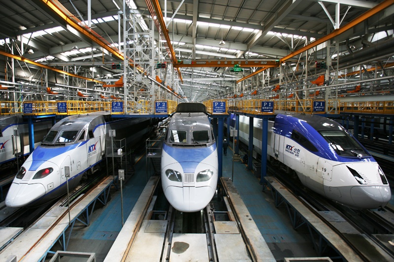 KTX and KTX-Sancheon trains await delivery after maintenance.