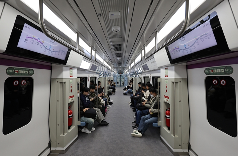 Commuters on the morning of April 1 ride the newly opened GTX-A express subway line on the first weekday since the opening of the line's Suseo-Dongtan section. (Yonhap News)