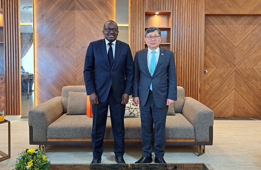 Vice Minister of Culture, Sports and Tourism Chun Byong-keuk (right) from April 12-17 visited Ivory Coast and Egypt as a presidential envoy, urging both countries to actively take part in the upcoming Korea-Africa Summit. Shown is Vice Minister Chun and Ivory Coast Presidential Press Secretary Fidele Sarassoro posing for a photo. (Ministry of Culture, Sports and Tourism) 