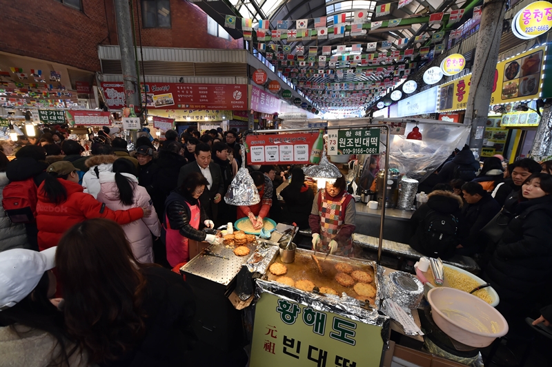 Along with the Korea Tourism Organization, the Ministry of Culture, Sports and Tourism will examine tourism demand at major attractions in Seoul to ensure superior service to Japanese nationals visiting during their country's extended Golden Week holidays. Shown is Gwangjang Market in Seoul's Jongno-gu District, one of the capital's top hotspots. (Yonhap News) 