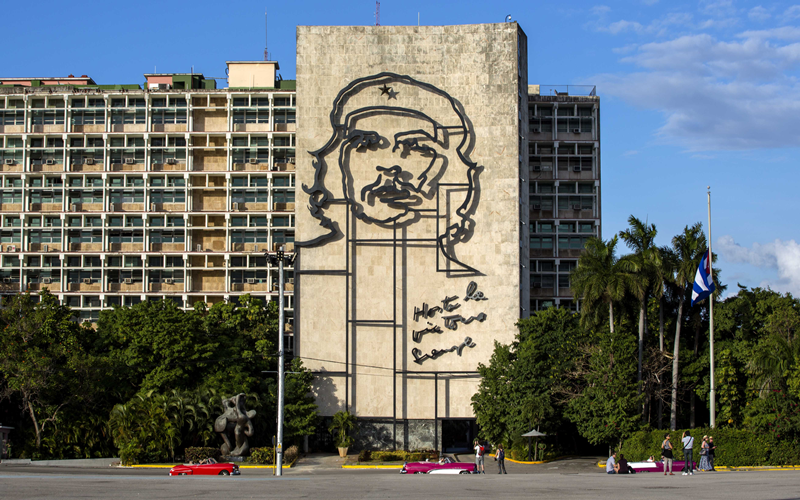 Korea and Cuba have agreed to open permanent diplomatic missions in the capitals of each other's countries after forming official relations in February. Shown is of a caricature of Cuban revolutionary Che Guevara (1928-67) at Revolution Square near the Cuban Ministry of the Interior in Havana. (Yonhap News) 