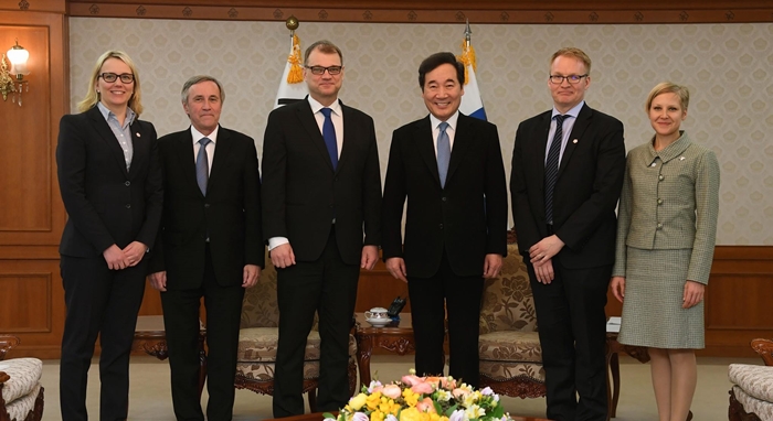 Prime Minister Lee Nak-yon (third from right) poses for a photo with Finnish Prime Minister Juha Sipilä (third from left) and other dignitaries at the Government Complex Seoul on Feb. 19.