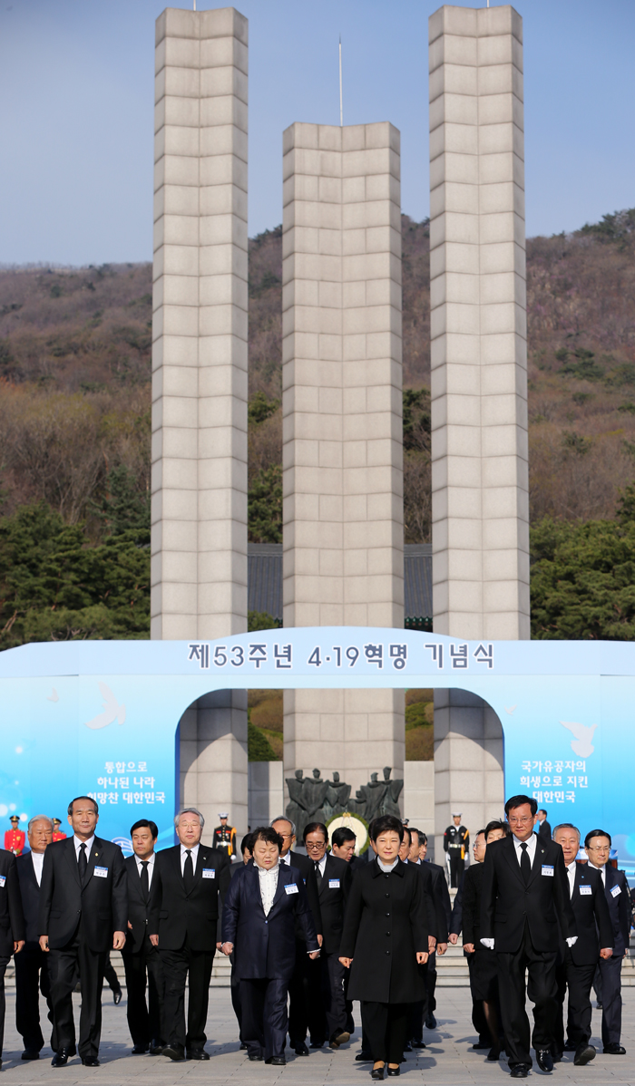 President Park and her aides leave the National Cemetery for the April 19th Revolution after paying respects on April 19 (photo from Cheong Wa Dae).