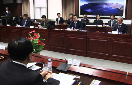 On January 29, the government agreed to provide part of its South-North Cooperation Fund to help with the UNFPA's North Korean census. The photo above shows a previous South-North exchange & cooperation promotion meeting. 