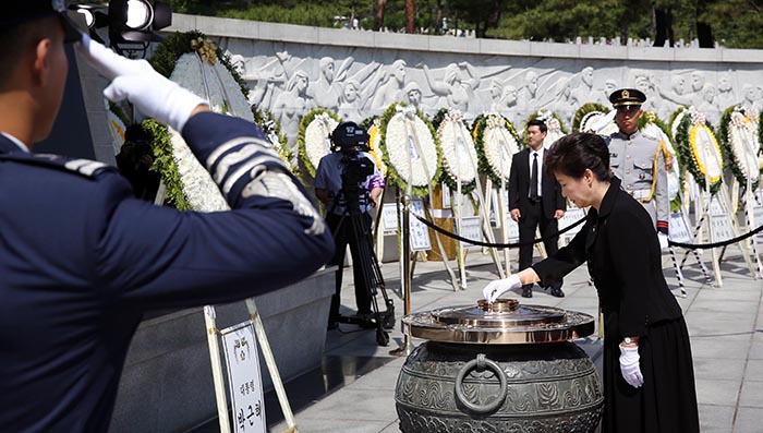 President Park Geun-hye (right) lights an incense stick at the Seoul National Cemetery in Dongjak-gu (district), Seoul, on June 6 to mark the country's 59th Memorial Day. (photo: Jeon Han)
