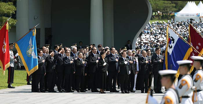 President Park Geun-hye and cabinet members salute the national flag at the Seoul National Cemetery on June 6. (photo: Jeon Han)